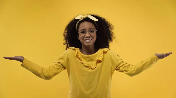 Gelukkig Afrikaans Amerikaans Meisje Met Uitgestrekte Handen Geïsoleerd Geel — Stockfoto