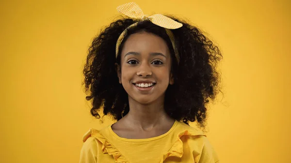 Menina Americana Africana Feliz Encaracolado Olhando Para Câmera Isolada Amarelo — Fotografia de Stock