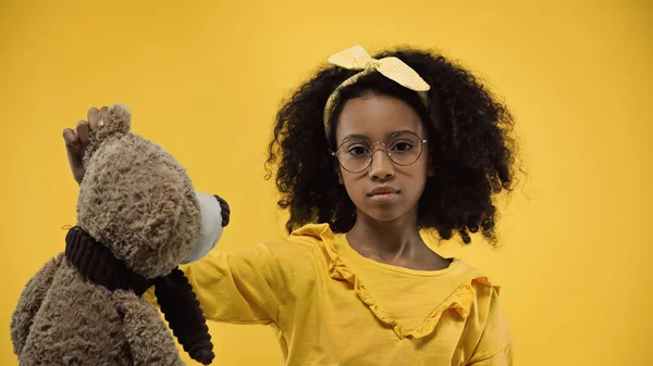 Cacheados Criança Americana Africana Óculos Headband Segurando Ursinho Isolado Amarelo — Fotografia de Stock