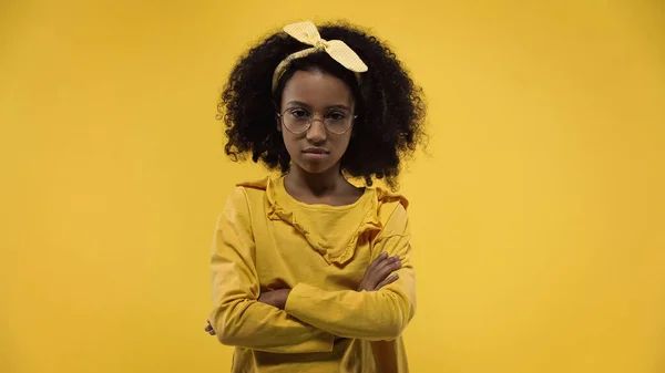 Menina Afro Americana Descontente Óculos Com Braços Cruzados Isolados Amarelo — Fotografia de Stock