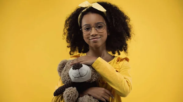 Positive Afrikanisch Amerikanische Mädchen Brille Hält Teddybär Isoliert Auf Gelb — Stockfoto