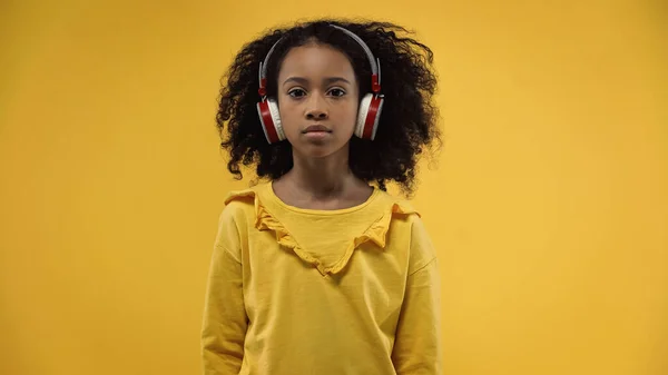Lockiges Afrikanisches Mädchen Drahtlosen Kopfhörern Isoliert Auf Gelb — Stockfoto