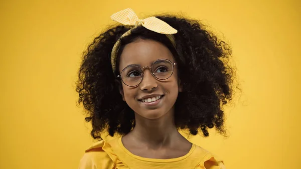 Verträumtes Afrikanisch Amerikanisches Mädchen Mit Brille Das Wegschaut Und Isoliert — Stockfoto