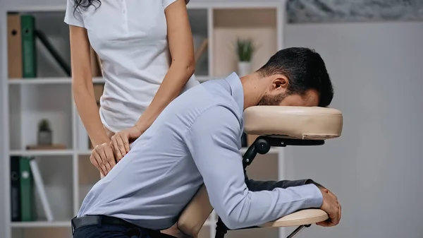 Massagista Fazendo Massagem Volta Para Homem Negócios Escritório — Fotografia de Stock