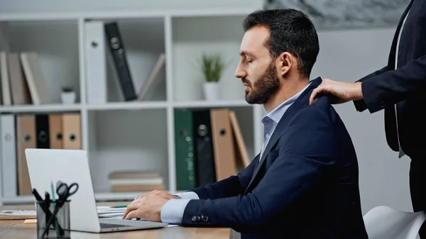 Side View Businessman Massaging Shoulders Colleague Laptop Blurred Foreground — Stock Photo, Image