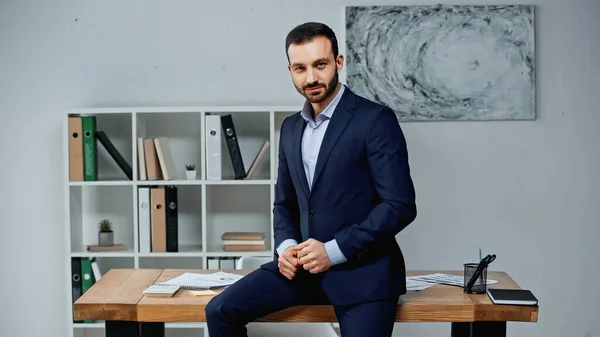 Zakenman Formele Kleding Kijkend Naar Camera Nabij Werktafel — Stockfoto