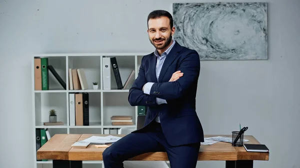 Glimlachende Zakenman Zittend Met Gekruiste Armen Werktafel — Stockfoto