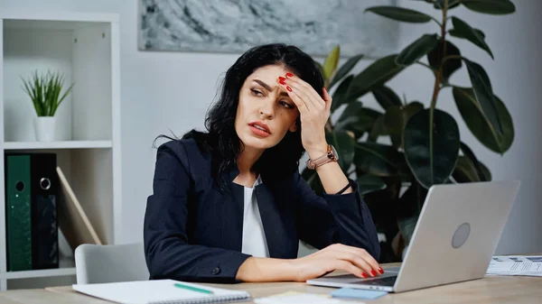 Moe Zakenvrouw Met Laptop Buurt Van Papieren Het Kantoor — Stockfoto