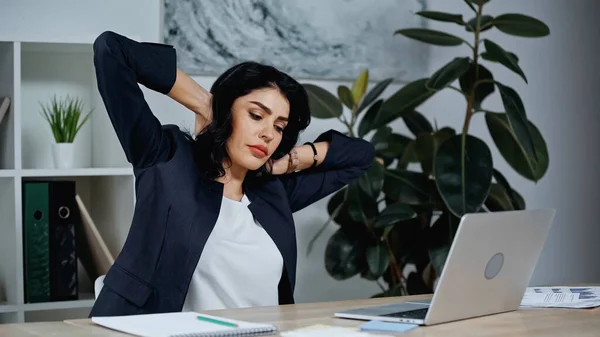 Mujer Negocios Cansada Estirándose Cerca Computadora Portátil Oficina —  Fotos de Stock