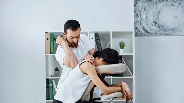 Massagista Fazendo Massagem Volta Para Empresária Escritório — Fotografia de Stock