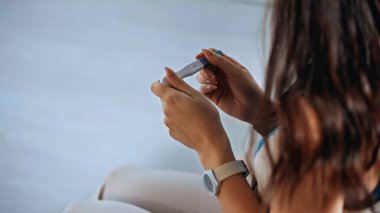 Hamilelik testi tutan kadın görüntüsü 