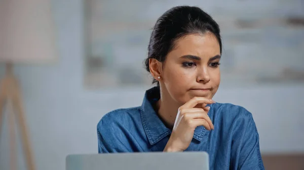 Bezorgde Jonge Vrouw Aanraken Gezicht Terwijl Denken Wegkijken — Stockfoto