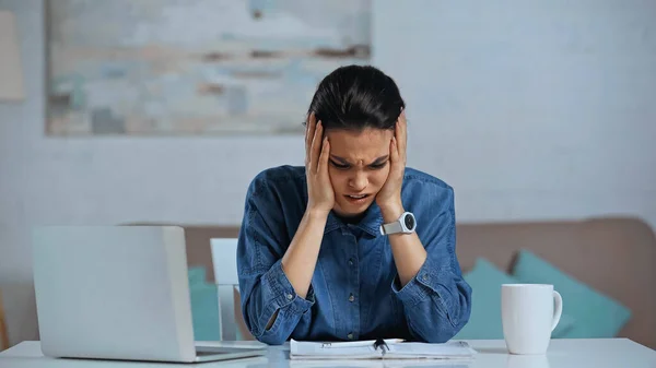 Freelancer Nervioso Tocando Cabeza Cerca Del Ordenador Portátil Escritorio — Foto de Stock