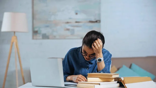 Mujer Negocios Molesta Gafas Cerca Computadora Portátil Libros Escritorio —  Fotos de Stock