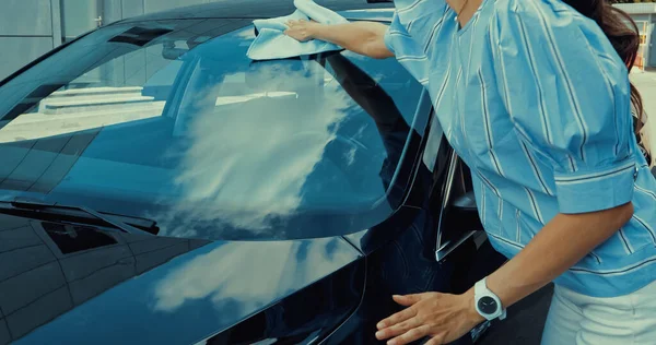 Cropped View Woman Holding Rag While Wiping Car Windshield — Stock Photo, Image