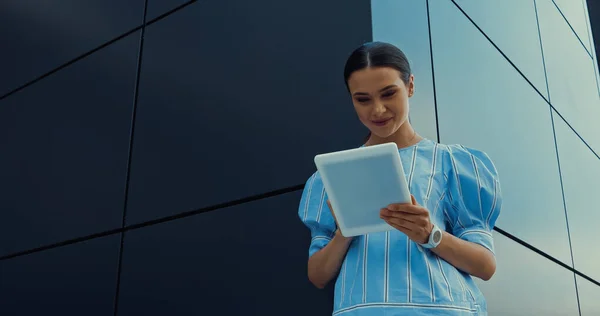 Low Angle View Happy Woman Blouse Using Digital Tablet Building — Stock Photo, Image