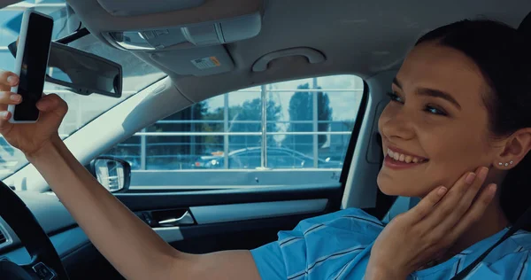 Lykkelig Kvinde Tager Selfie Smartphone Inde Bilen - Stock-foto