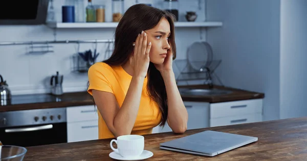 Upset Freelancer Touching Temples Laptop Cup Coffee Table — Stock Photo, Image