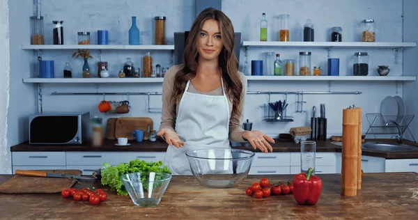 Šťastná Žena Zástěře Ukazuje Rukama Ingredience — Stock fotografie