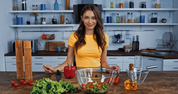 Feliz Joven Mujer Sonriendo Cerca Los Ingredientes Mesa — Foto de Stock