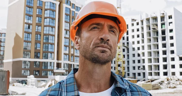 Construtor Bonito Olhando Para Longe Local Construção — Fotografia de Stock