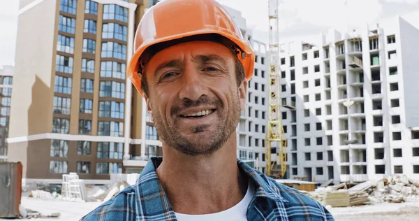 Guapo Constructor Sonriendo Cámara Sitio Construcción —  Fotos de Stock