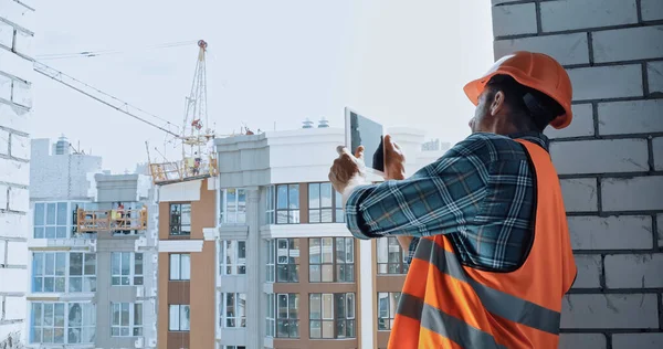 Bauarbeiter Fotografiert Mit Digitalem Tablet Auf Baustelle — Stockfoto