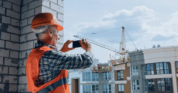 Byggherre Tar Foto Med Smartphone Byggarbetsplatsen — Stockfoto