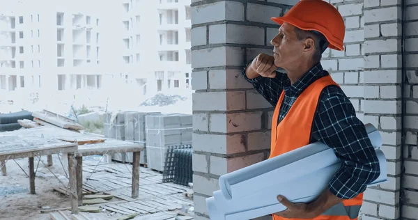 Pensive Builder Helmet Holding Blueprints Construction Site — Stock Photo, Image