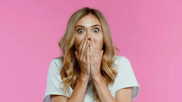 Shocked Blonde Woman Looking Camera While Covering Face Isolated Pink — Stock Photo, Image