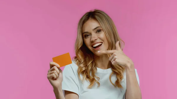 Gelukkig Vrouw Wijzend Credit Card Geïsoleerd Roze — Stockfoto
