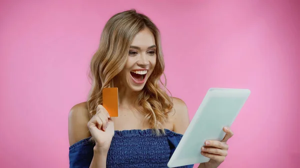 Amazed Woman Holding Credit Card Digital Tablet Isolated Pink — Stock Photo, Image