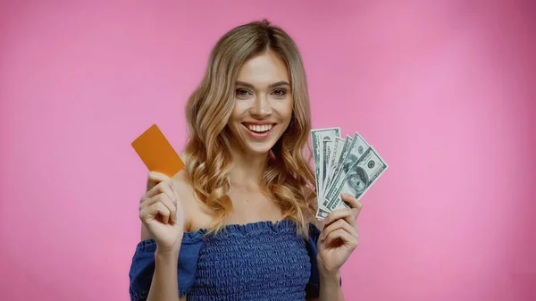 Mulher Loira Alegre Segurando Cartão Crédito Dólares Isolados Rosa — Fotografia de Stock