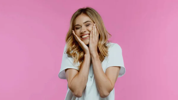 Mulher Lisonjeada Tocando Bochechas Sorrindo Isolado Rosa — Fotografia de Stock