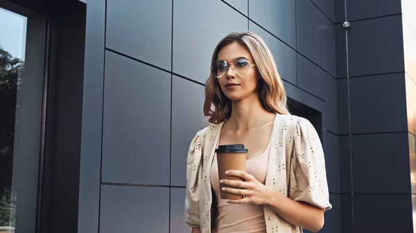 Blonde Woman Sunglasses Holding Coffee While Walking Building — Stock Photo, Image
