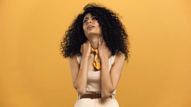 İspanyol kadın boynu ağrıyor, sarıda izole edilmiş.