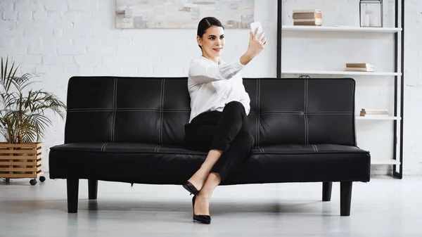 Başarılı Kadını Ofiste Akıllı Telefondan Selfie Çekiyor — Stok fotoğraf