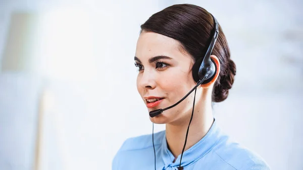Portret Van Lachende Call Center Operator Headset — Stockfoto