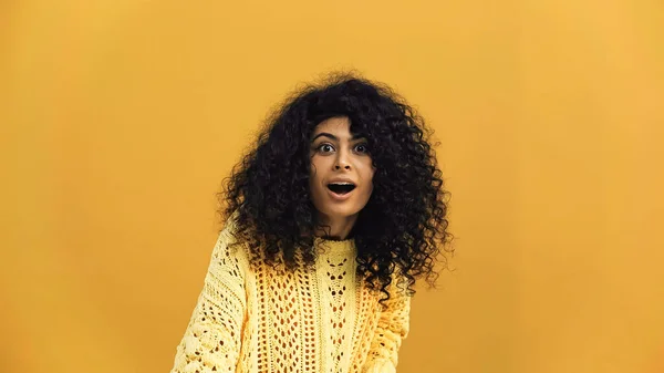 Amazed Hispanic Woman Looking Camera Isolated Yellow — Stock Photo, Image