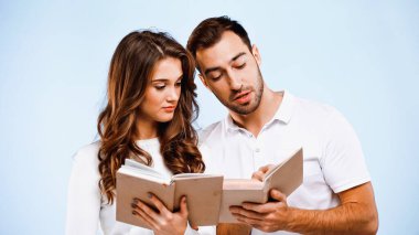 Çiftler mavi üzerine kitap tutuyorlar ve okuyorlar