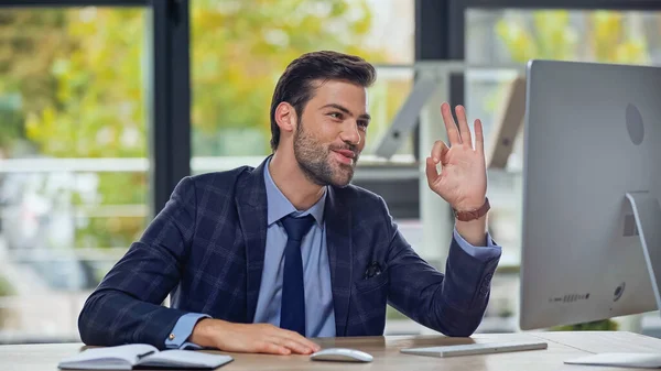 Szczęśliwy Biznesmen Pokazując Dobrze Znak Mając Wideo Rozmowy Biurze — Zdjęcie stockowe