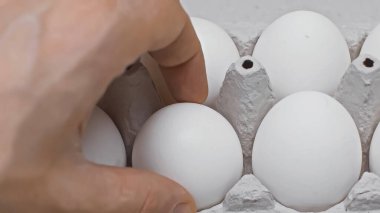 Kırpılmış insan görüntüsü paketten yumurta alıyor, yakın görüş