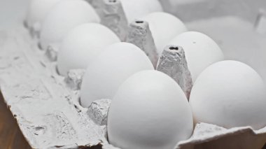 Kağıt paketteki beyaz yumurtaları kapat