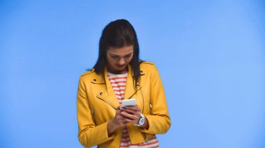 Genç bir kadın mavi telefondan izole edilmiş akıllı telefondan sohbet ediyor.