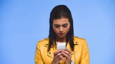 Akıllı telefondan mesajlaşan genç bir kadın mavi hattan izole edilmiş.