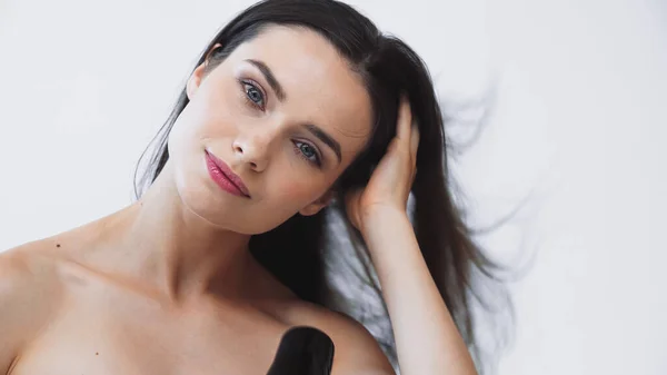 Jovem Mulher Secando Cabelo Enquanto Olha Para Câmera Isolada Branco — Fotografia de Stock