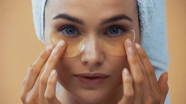 Vista Perto Jovem Mulher Aplicando Manchas Oculares Isoladas Bege — Fotografia de Stock