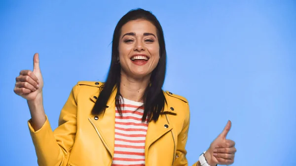 Mujer Positiva Chaqueta Amarilla Mostrando Pulgares Hacia Arriba Gesto Aislado — Foto de Stock