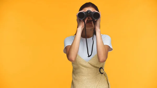 Vrouw Kijkt Door Verrekijker Geïsoleerd Geel — Stockfoto