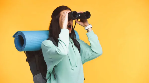 Excited Traveler Backpack Looking Binoculars Isolated Yellow — Stock Photo, Image